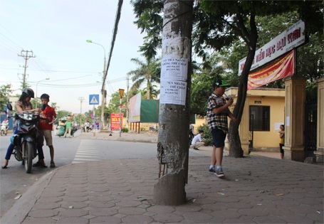 Hà Nội: "Thần chết" đứng trước cổng trường tiểu học - 1 Cột điện nguy hiểm này ở ngay cổng Trường Tiểu học Đại Kim