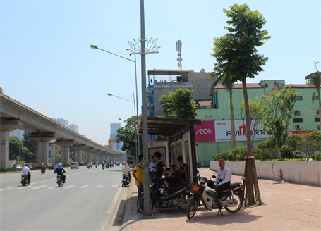 Hà Nội: Nắng nóng “vắt kiệt” sức người lao động ngoài trời - 5 Người tài xế xe ôm này tranh thủ trú nắng dưới bóng cây khiêm tốn trên đường Nguyễn Trãi