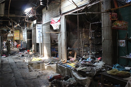 Vụ cháy chợ Phùng Khoang: Chồng tử vong, vợ và con bỏng nặng - 3 Có tới 8 cửa hàng xung quanh tiệm bánh mỳ bị thiêu rụi, nhiều hàng hóa hư hỏng nặng