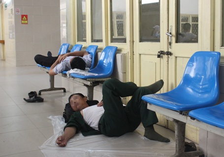 Muôn kiểu “trốn” nắng nóng trong bệnh viện - 7 Nằm cạnh cả thùng rác để tránh nắng