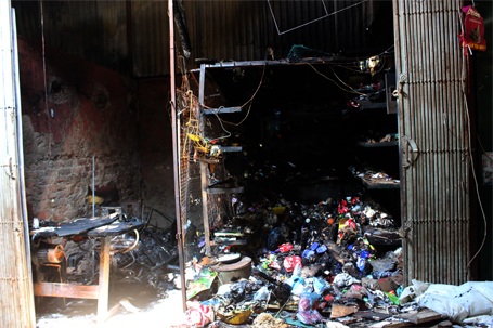 Vụ cháy chợ Phùng Khoang: Chồng tử vong, vợ và con bỏng nặng - 4 Có tới 8 cửa hàng xung quanh tiệm bánh mỳ bị thiêu rụi, nhiều hàng hóa hư hỏng nặng