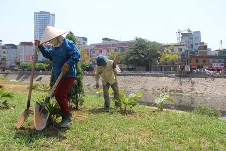 Hà Nội: Nắng nóng “vắt kiệt” sức người lao động ngoài trời - 7 Người bán hàng rong rảo xe giữa trưa nắng