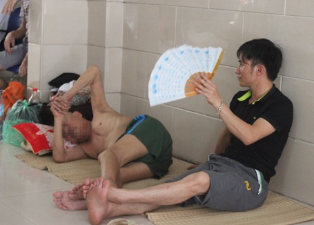 Muôn kiểu “trốn” nắng nóng trong bệnh viện - 10 Người nhà dùng quạt nan quạt cho bệnh nhân