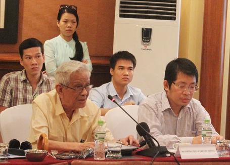 “Quay lưng với thân phận con người, báo chí sẽ không còn độc giả” - 3 Nhà báo Hữu Thọ (hàng đầu, bìa trái) phát biểu tại hội thảo...