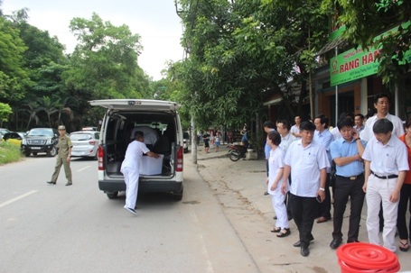 Xe cứu thương di chuyển đến nhà bệnh nhân