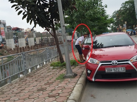 Hà Nội sẽ xóa bỏ những điểm “chiếm” đường “trấn lột” tiền đỗ xe - 1 Thanh tra Sở GTVT Hà Nội sẽ xóa bỏ những điểm trông xe trái phép như này