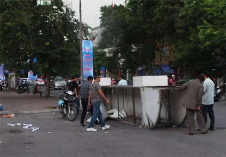 Hà Nội: Cổng chào đổ sập, 2 người nhập viện - 1 Nạn nhân đã được đưa viện cấp cứu, đơn vị liên quan đang khắc phục sự cố
