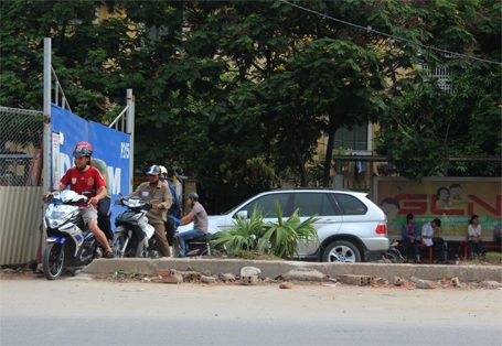Chen chúc nhau băng qua dải phân cách...