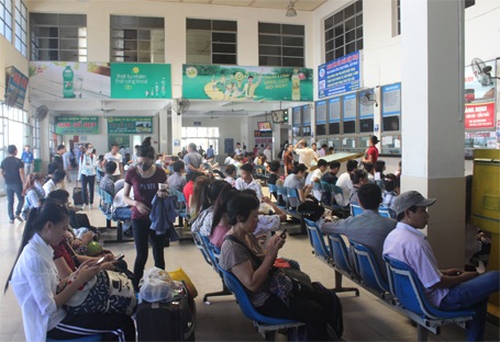 Tiếp sức mùa thi trong nắng nóng đổ lửa 40 độ C - 2 Nhà chờ bến xe Mỹ Đình đông đúc thí sinh