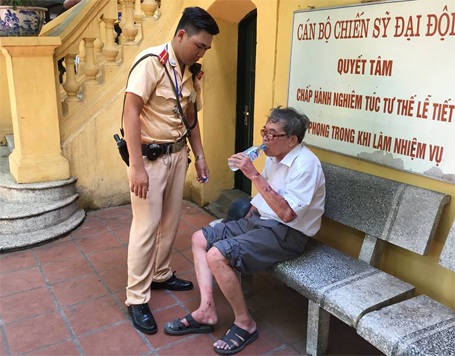 Cụ ông được các chiến sỹ CSGT chăm sóc ân cần 