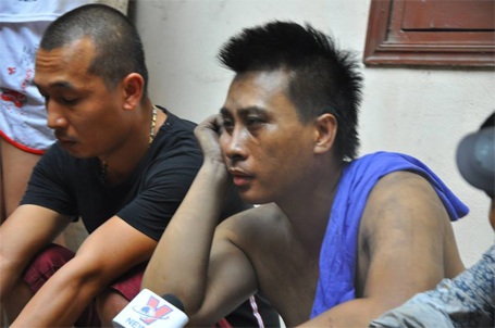 Không có đường thoát, bé 8 tháng tuổi tử nạn cùng ông bà, bố mẹ - 1 Anh Trung chưa hết bàng hoàng đang kể lại sự việc với phóng viên Dân trí