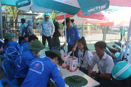 Hàng ngàn người "xả thân" đội nắng giúp đỡ thí sinh dự thi - 14 Thí sinh và người nhà đang làm thủ tục để được đi xe ôm miễn phí