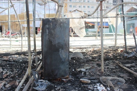 Lực lượng chức năng đang khám nghiệm hiện trường