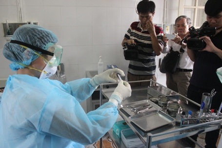 Lấy mẫu phẩm bệnh tại mũi bệnh nhân