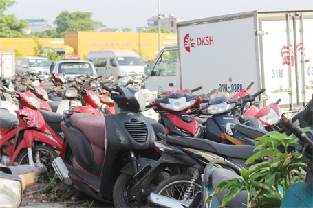 Hà Nội: “Xót ruột” nhìn hàng nghìn xe máy biến thành sắt vụn - 11 Có khá nhiều xe máy đắt tiền được đưa về bãi xe này