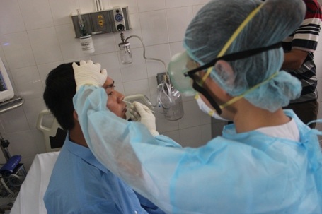 Lấy mẫu phẩm bệnh tại mũi bệnh nhân