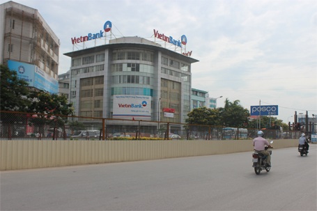 Công trường đường sắt đô thị tuyến Nhổn - ga Hà Nội đã cướp 1 diện tích lòng đường khá lớn...