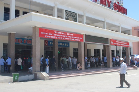Tiếp sức mùa thi trong nắng nóng đổ lửa 40 độ C - 3 Lượng thí sinh và phụ huynh đổ về phía trước cửa bến xe Mỹ Đình ngày một đông
