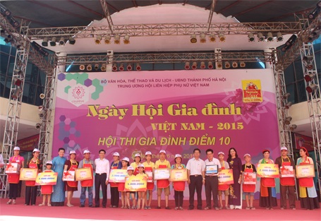 100 mâm cơm gia đình Việt đẹp như “rồng bay, phượng múa” - 11 Phó Thủ tướng Vũ Đức Đam chụp ảnh cùng những gia đình giành giải nhất, giải nhì và giải ba