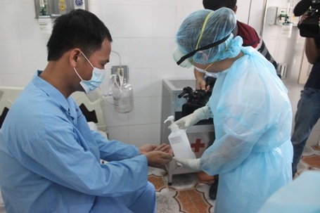 Cho bệnh nhân rửa ta bằng nước khử trùng đặc biệt