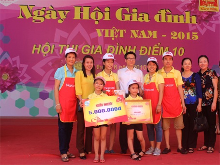 100 mâm cơm gia đình Việt đẹp như “rồng bay, phượng múa” - 12 Phó Thủ tướng Vũ Đức Đam chụp ảnh lưu niệm cùng gia đình giành giải nhất