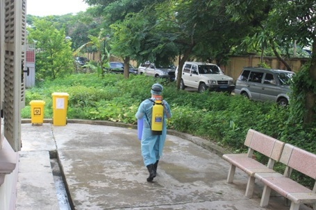 Phun thuốc khử trùng xung quanh khu vực cách ly bệnh nhân