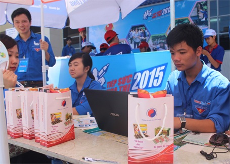 Tiếp sức mùa thi trong nắng nóng đổ lửa 40 độ C - 12 Lê Xuân Tùng (bìa phải) cùng n