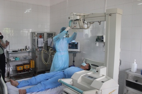 Chụp X.quang cho bệnh nhân bằng máy chụp di động