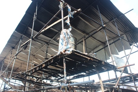 Sạp gỗ để nằm của công nhân gần như bị thiêu rụi hoàn toàn.