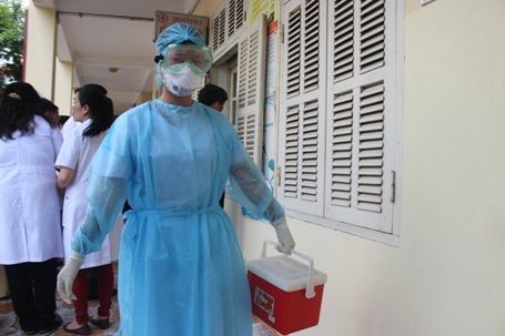 Mang mẫu bệnh phẩm đi phân tích...