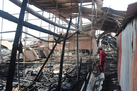 Chăn, quần áo của công nhân bị thiêu rụi