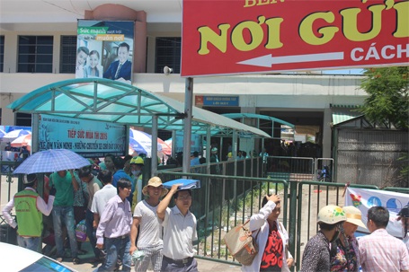 Thí sinh dồn dập đổ về TPHCM, Hà Nội dự thi THPT quốc gia 2015 - 13 Đường ra bến xe Mỹ Đình chật cứng người