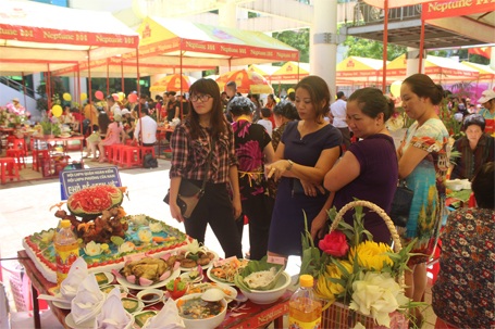 100 mâm cơm gia đình Việt đẹp như “rồng bay, phượng múa” - 8 Rất đông người dân đến xem...