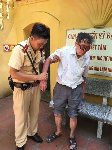 Cụ ông được các chiến sỹ CSGT chăm sóc ân cần 