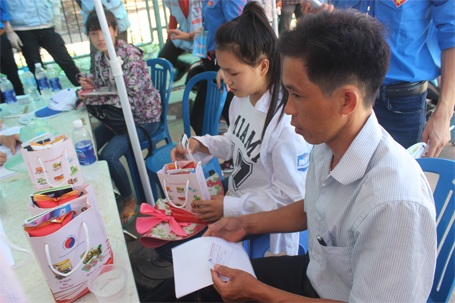 Hàng ngàn người "xả thân" đội nắng giúp đỡ thí sinh dự thi - 15 Thí sinh và người nhà đang làm thủ tục để được đi xe ôm miễn phí