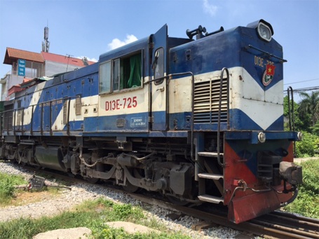 Hà Nội: Bị tàu hỏa “đâm trượt”, cụ ông may mắn thoát chết - 1 Hiện trường vụ tai nạn
