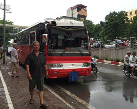 Hà Nội: Xe khách cố tình đi lên cầu vượt, “hạ gục” khung sắt - 2 Chiếc xe nhanh chóng được di chuyển xuống làn đường phía dưới