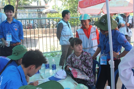Hàng ngàn người "xả thân" đội nắng giúp đỡ thí sinh dự thi - 16 Thí sinh và người nhà đang làm thủ tục để được đi xe ôm miễn phí