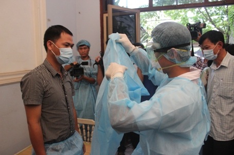 Mặc áo cách ly cho bệnh nhân