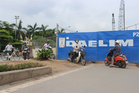 Thi nhau băng qua dải phân cách để sang đường