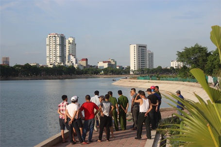 Hà Nội: Người đàn ông chết dưới hồ Linh Đàm, tay vẫn cầm kính bơi - 3 Cơ quan chức năng chuẩn bị khám nghiệm pháp y.