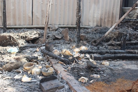 Bát bị sức nóng của ngọn lửa làm vỡ la liệt