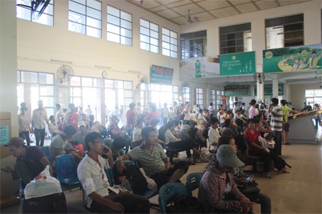 Thí sinh dồn dập đổ về TPHCM, Hà Nội dự thi THPT quốc gia 2015 - 12 Nhà chờ bến xe Mỹ Đình luôn trong tình trạng đông đúc