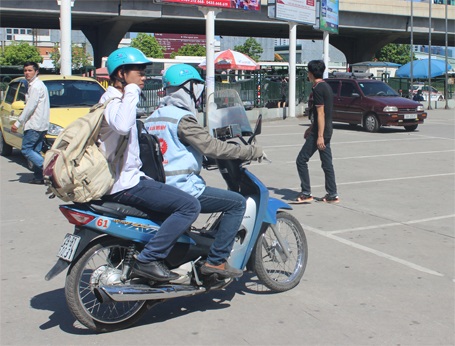 Hàng ngàn người "xả thân" đội nắng giúp đỡ thí sinh dự thi - 18 Thí sinh và người nhà đang làm thủ tục để được đi xe ôm miễn phí