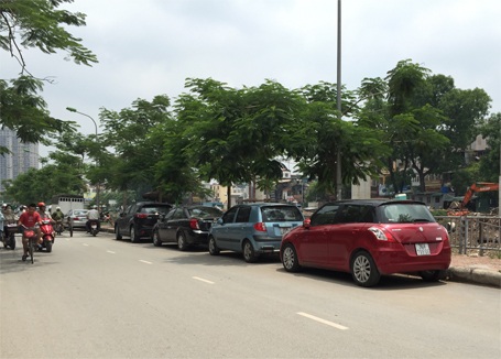 Hà Nội: Ngang nhiên “chiếm” đường “trấn lột” tiền đỗ xe ô tô - 2 Nam thanh niên đang chuẩn bị trấn lột tiền đậu xe của chủ phương tiện ô tô tại đường Giáp Nhất