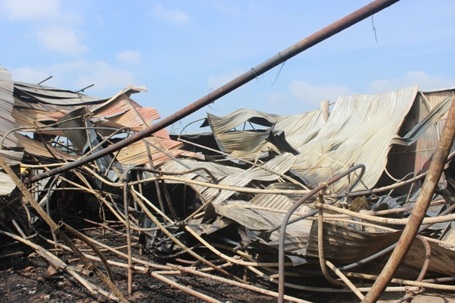 Mái tôn bị cong vênh, đổ rạp xuống...