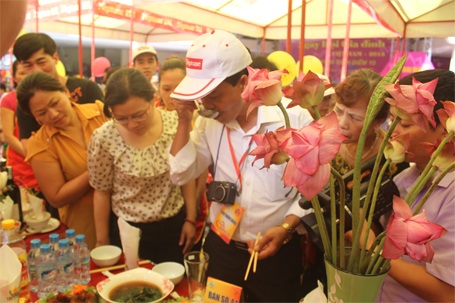 100 mâm cơm gia đình Việt đẹp như “rồng bay, phượng múa” - 10 Ban giám khảo đang chấm điểm tại Hội thi...
