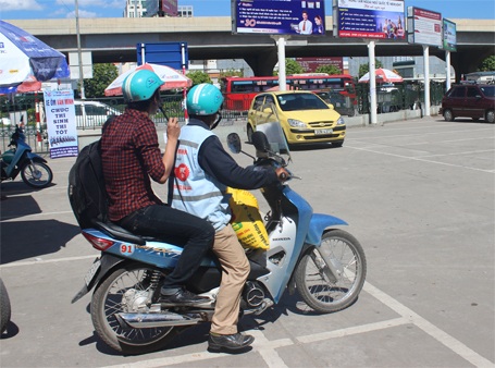Hàng ngàn người "xả thân" đội nắng giúp đỡ thí sinh dự thi - 19 Thí sinh và người nhà đang làm thủ tục để được đi xe ôm miễn phí