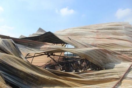 Mái tôn bị cong vênh, đổ rạp xuống...