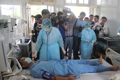 Kiểm tra huyết áp bệnh nhân...